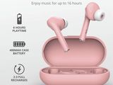 une paire d'écouteurs roses rangée dans un étui rose