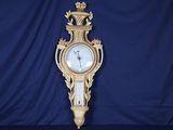 une horloge posée sur un socle, sur fond bleu