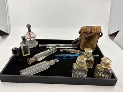 un plateau sur lequel sont posés de nombreux objets en verre