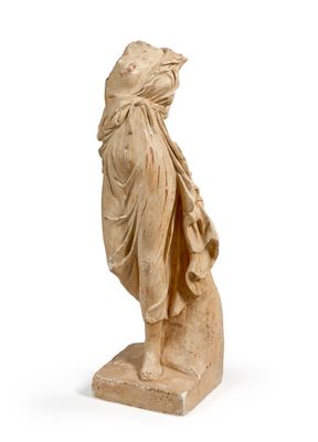 statue d'une femme portant un voile sur la tête et un foulard autour du cou