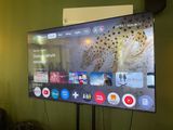 une télévision à écran plat posée sur un meuble dans un salon