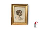 portrait d'une femme dans un cadre doré accroché à un mur blanc