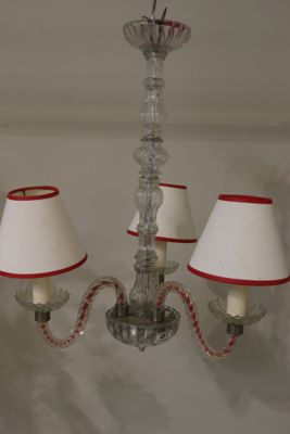 un lustre à trois ampoules avec un abat-jour rouge et blanc