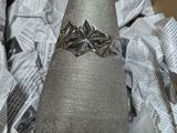 un vase en argent orné d'un anneau, posé dans une boîte