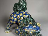 une image représentant une statue de chien bleue et verte