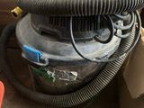 un aspirateur posé sur le sol à côté d'une boîte