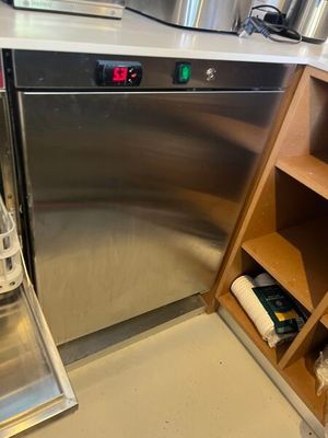 un lave-vaisselle en acier inoxydable dans un coin de la cuisine