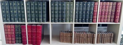 de nombreux livres qui se trouvent sur les étagères de la pièce