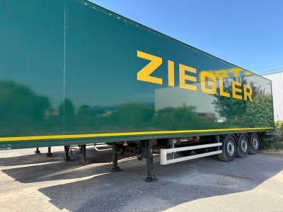 une remorque verte avec un logo Ziegler jaune sur le côté