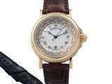 une montre et un stylo posés l'un à côté de l'autre