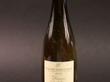 une bouteille de vin posée sur une table