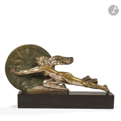 sculpture en bronze représentant une femme tenant une balle, posée sur un socle en marbre