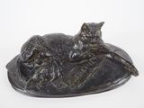 statue représentant un chat et un chien sur une assiette
