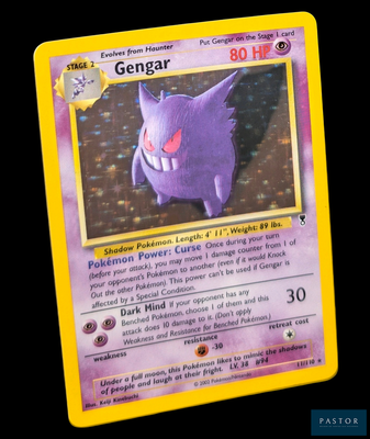 gros plan d'une carte pokemon sur fond noir