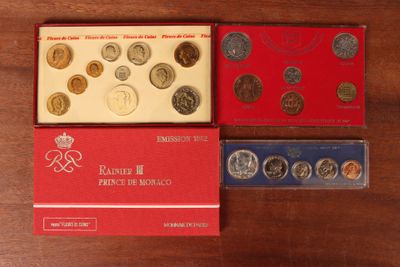 quatre types de pièces différents dans une boîte rouge posée sur une table
