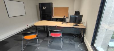 Contenu de la pièce comprenant un grand bureau d'angle, troi… - Photo 1