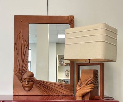 Ensemble d'une lampe et d'un miroir gainé de cuir, le miroir à décor d - Photo 1