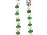 une paire de boucles d'oreilles en perles vertes et blanches et en argent