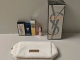 un sac blanc et un coffret de parfum posés sur une table