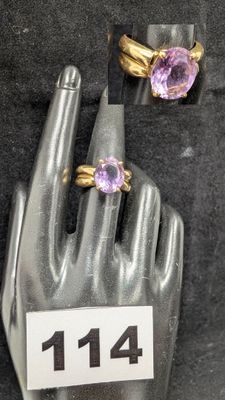 paire de bagues ornées de pierres d'améthorate, exposées sur la main d'un mannequin