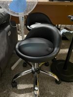 Un lot comprenant deux fauteuils d'appoint, un porte-manteau… (photo 2)