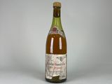 une bouteille de vin posée sur une table