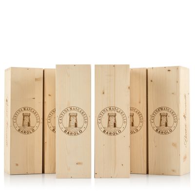 trois boîtes en bois portant un logo, placées les unes à côté des autres
