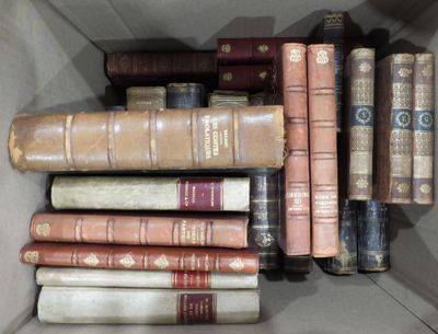 une boîte remplie de vieux livres posée sur une table
