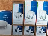 plusieurs cartons contenant des appareils électroniques posés sur une table en bois