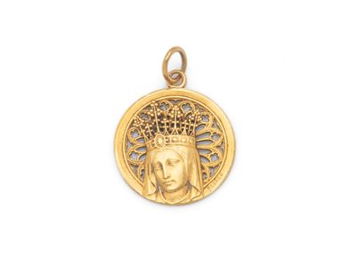 un pendentif en or orné d'une tête de Bouddha et d'une couronne