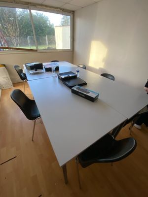 Ensemble de 4 tables formant une grande table de réunion rec… - Photo 1