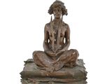 statue en bronze représentant une femme assise sur un rocher, une harpe à la main
