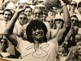 une photo en noir et blanc d'un joueur de tennis tenant un trophée