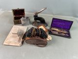 un grand nombre d'objets posés sur une table