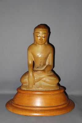 BIRMANIE XXe : Bouddha maravijaya en albâtre à traces de pol…