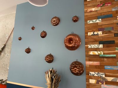 un mur bleu sur lequel sont disposés tout un tas d'objets décoratifs