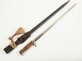 une vieille épée et un couteau posés sur une surface blanche