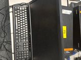 tout un tas de matériel informatique posé sur le bureau