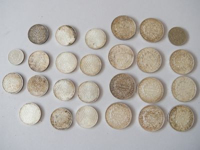 beaucoup de pièces qui sont sur la table