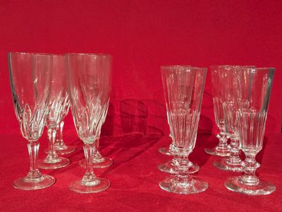 quatre verres à vin sont alignés sur un support rouge