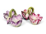 une paire de fleurs violettes et blanches aux tiges vertes, sur un fond blanc