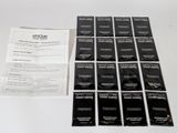 de nombreuses cartes de visite noires et blanches posées sur une table blanche