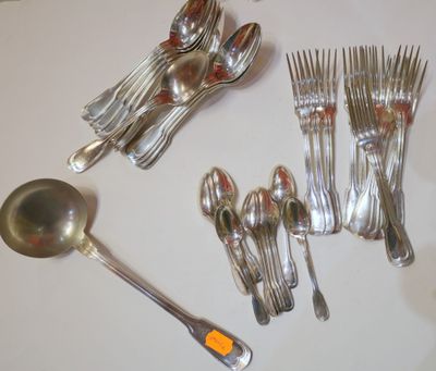 de nombreuses cuillères et des cuillères-cuillères posées sur une table