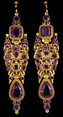 une paire de boucles d'oreilles en améthorate et en or, ornées d'améthorates