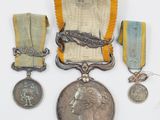 deux médailles et une médaille sont posées sur une surface blanche