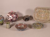 de nombreux objets décoratifs de toutes sortes disposés sur la table