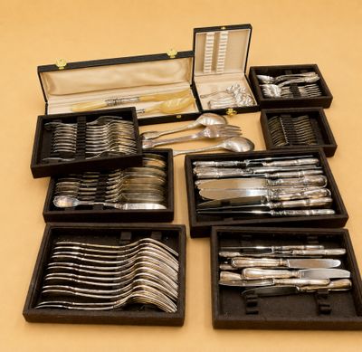 tout un assortiment d'argenterie dans une boîte