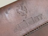 Le portefeuille en cuir marron est orné d'un cheval vu de profil.