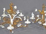 paire d'appliques murales blanches et dorées ornées de fleurs et de feuilles
