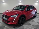 une voiture rouge garée dans un garage au sol en damier